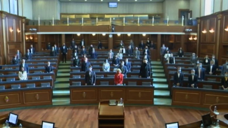 Seanca e Kuvendit nis me një minutë heshtje në nderim të jetës dhe veprës së Ismet Pejës