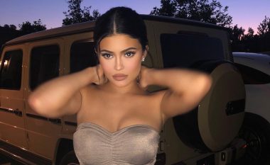 Kylie Jenner si përherë unike, mahnit me veshjen në imazhet e fundit