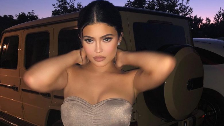 Kylie Jenner si përherë unike, mahnit me veshjen në imazhet e fundit