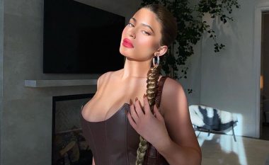 Kylie Jenner shfaqet joshëse në setin e ri fotografik