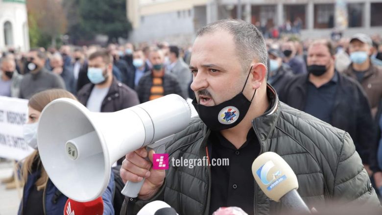 Protestojnë punëtorët e Telekomit pas bllokimit të xhirollogarive, kërkojnë përgjegjësi nga Qeveria