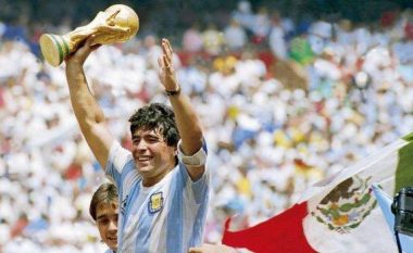 Legjenda e futbollit, Diego Maradona vdes në moshën 60-vjeçare