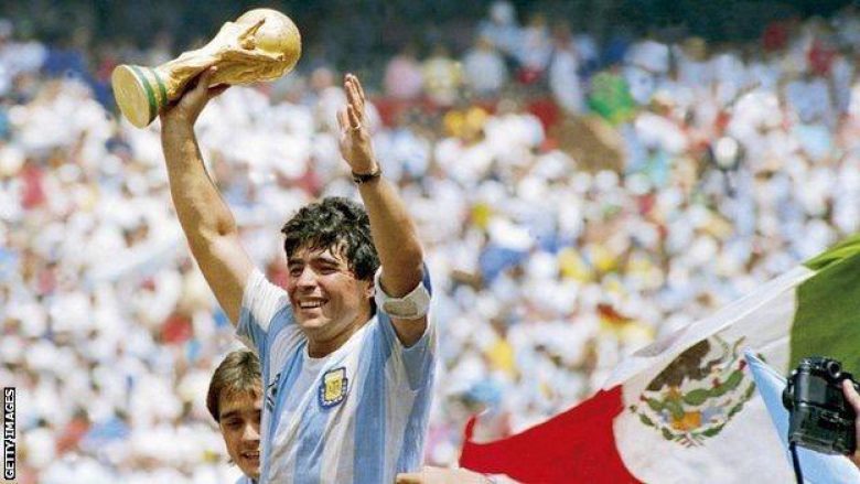 Legjenda e futbollit, Diego Maradona vdes në moshën 60-vjeçare