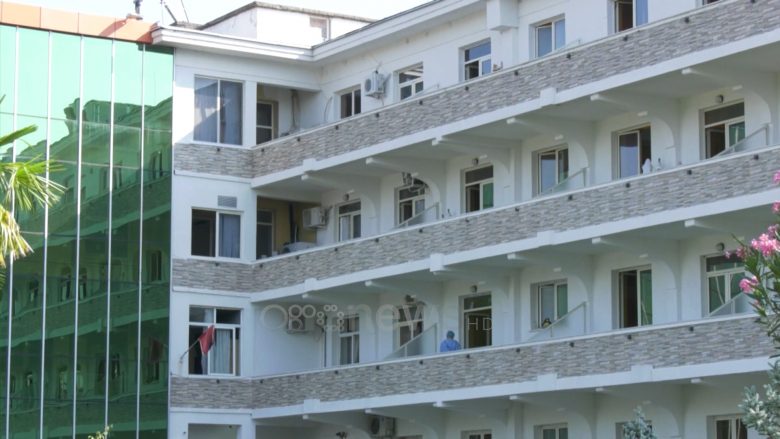 Pacienti me COVID-19 hidhet nga kati i katërt i një spitali në Tiranë