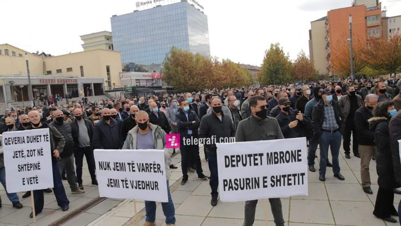 Punëtorët e Telekomit përfundojnë protestën, futen në grevë