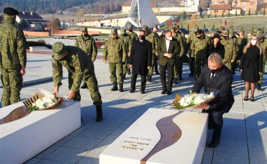 Ministri Quni dhe gjeneral Rama bënë nderime në Kompleksin Memorial në Prekaz