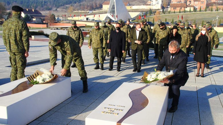 Ministri Quni dhe gjeneral Rama bënë nderime në Kompleksin Memorial në Prekaz