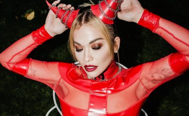 Rita Ora joshëse për Halloween, merr vëmendje me veshjen transparente