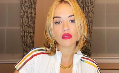 Rita Ora fokuson gjoksin e formësuar përmes dekoltesë së hapur