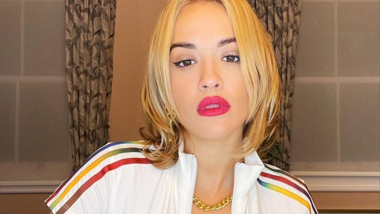 Rita Ora fokuson gjoksin e formësuar përmes dekoltesë së hapur