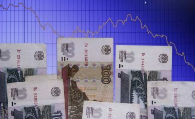 Rubla ruse bie afër nivelit më të ulët të 17 muajve