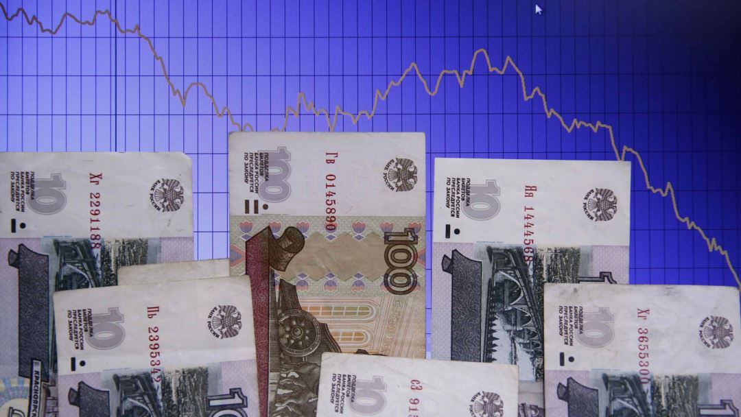 Rubla ruse bie afër nivelit më të ulët të 17 muajve