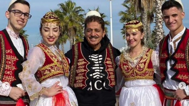 Sabri Fejzullahu feston 28 nëntorin në Shqipëri bashkë me familje, pozojnë me veshje kombëtare