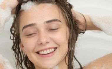 Larja e flokëve: Çfarë ndodh kur përdorim regjeneratorin para shamponit?