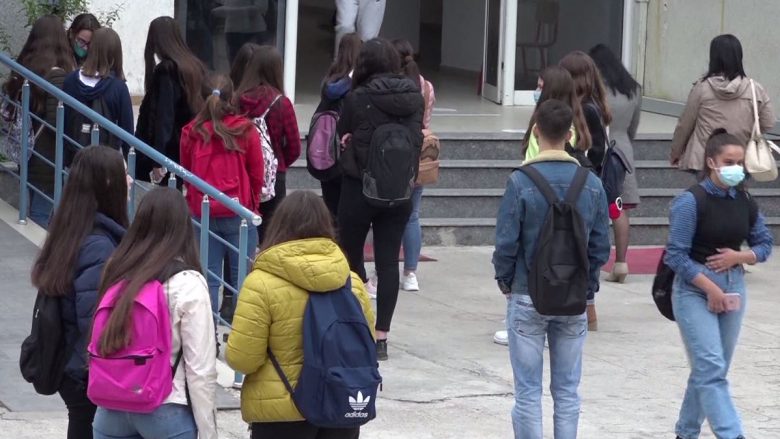 Shkollat, vatra infeksioni në të gjithë Ballkanin