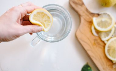 Filloni ditën tuaj me ujë me limon, por mos bëni të njëjtin gabim si shumë persona!