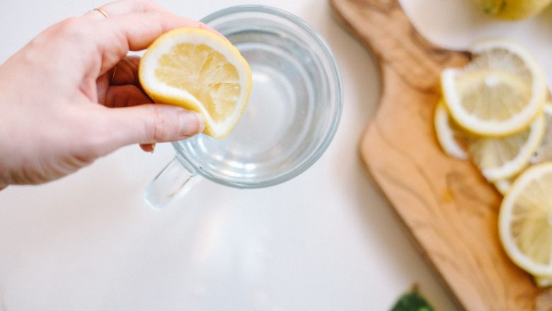 Filloni ditën tuaj me ujë me limon, por mos bëni të njëjtin gabim si shumë persona!