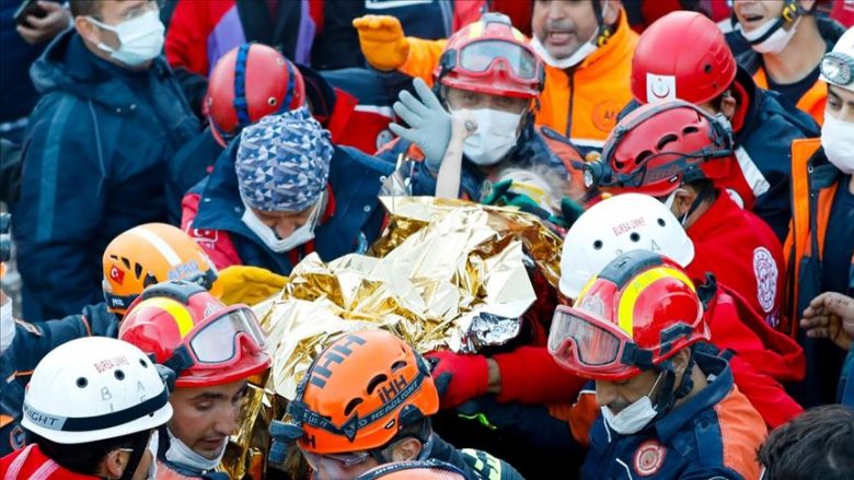 Vajza trevjeçare shpëtoi 65 orë pas tërmetit, zjarrfikësi ndau momentet emocionuese të shpëtimit