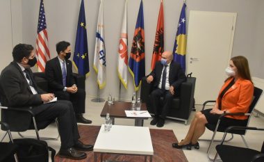 ​Mustafa takohet me ambasadorët e huaj në Kosovë, thotë se mbetet i përkushtuar për të garantuar stabilitet politik