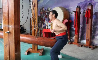 Mjeshtri i Kung Fusë që praktikon teknikën unike, e godet veten në organin gjenital me dru gjigant mbi 40 kilogramë dhe nuk ndjen dhimbje
