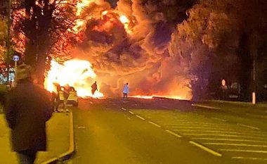 Shpërthim i fuqishëm në qytetin anglez, kamioni përfshihet dhe shkatërrohet plotësisht nga zjarri në afërsi të pompës së derivateve