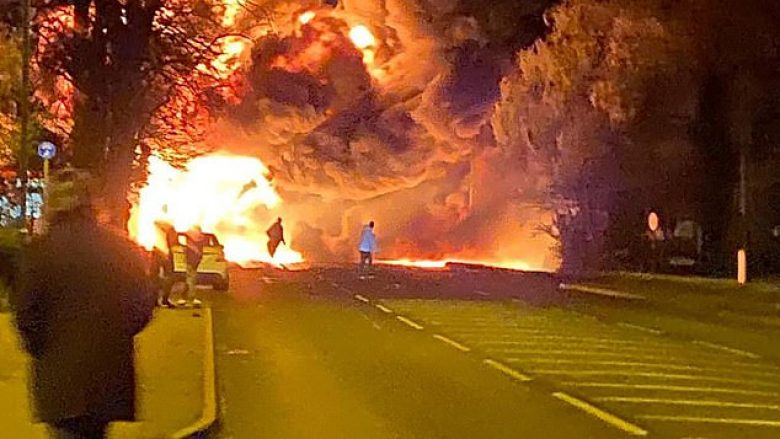 Shpërthim i fuqishëm në qytetin anglez, kamioni përfshihet dhe shkatërrohet plotësisht nga zjarri në afërsi të pompës së derivateve
