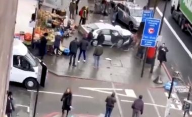Një veturë futet në trotuar dhe godet këmbësorët në Londër, raportohet për disa të lënduar