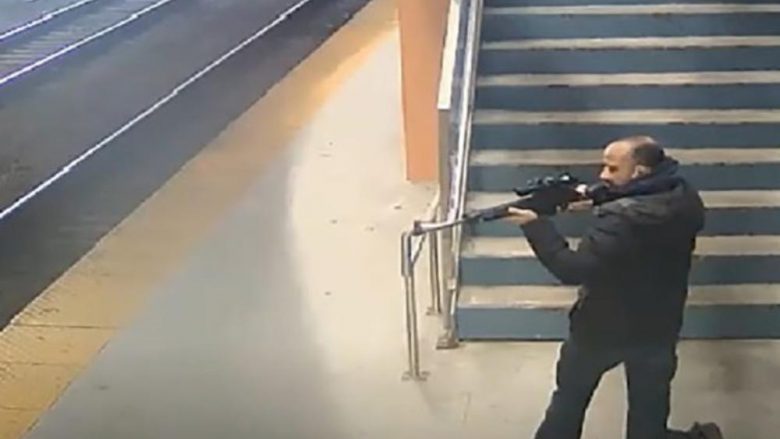Të shtëna në metronë e Chicagos, burri hapi çantën dhe nxori pushkën – FBI publikon pamjet duke kërkuar ndihmë për identifikimin e tij
