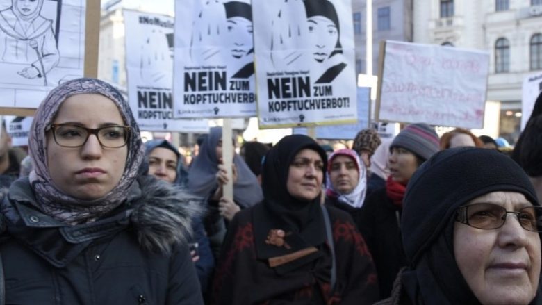 Gjykata Kushtetuese e Austrisë anulon vendimin që ndalonte bartjen e shamive nëpër shkolla fillore