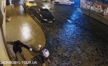 Shirat e rrëmbyeshëm dhe temperaturat nën zero e bënë kryeqytetin ukrainas të “pakalueshëm”, veturat rrëshqisnin – qytetarët mezi qëndronin në këmbë