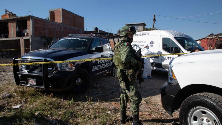 Kishte fotografuar kufoma në skaj të rrugës që i kishin lënë narko-kartelët, i vihen pas persona të armatosur – vritet fotoreporteri meksikan