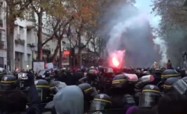 Mbi 100 të arrestuar në protestat e Parisit, turma bllokon rrugët duke protestuar kundër ligjit të ri për siguri