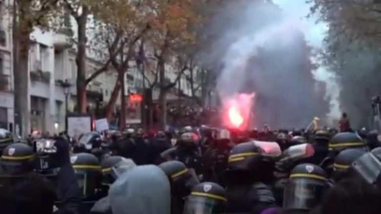 Mbi 100 të arrestuar në protestat e Parisit, turma bllokon rrugët duke protestuar kundër ligjit të ri për siguri