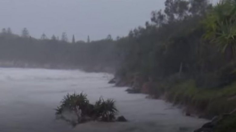 Moti i ligë godet Australinë, shirat e rrëmbyeshëm tash e pesë ditë nuk kanë të ndalur – urdhërohet evakuimi i banorëve