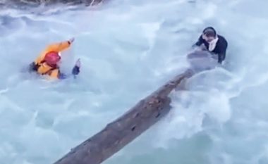 Bie në ujërat e rrëmbyeshëm të lumit, kanadezi shpëtohet në momentet e fundit – pesë metra e ndanin të binte nga ujëvara