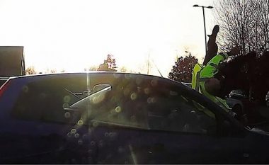 Tentoi të arratiset, godet policin britanik me veturë – kamerat e sigurisë filmojnë momentin rrëqethës