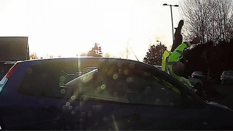 Tentoi të arratiset, godet policin britanik me veturë – kamerat e sigurisë filmojnë momentin rrëqethës