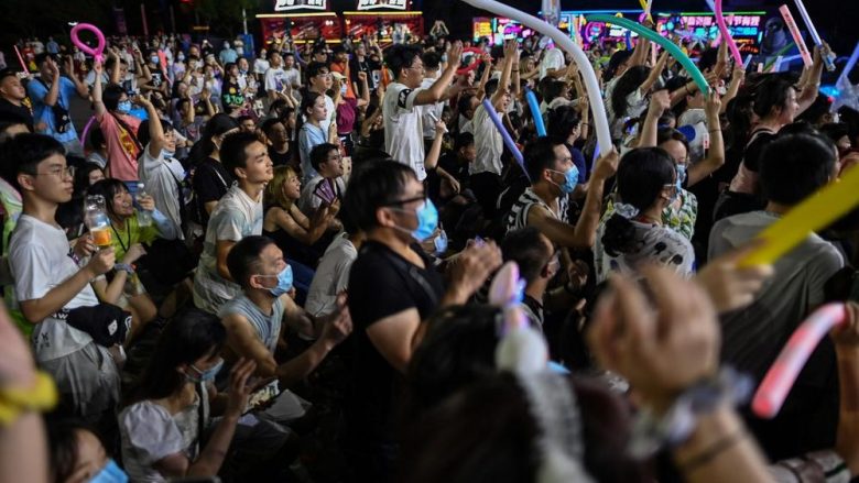 “Sikur të mos kishte COVID-19”, rikthehet jeta e natës në Wuhan pas shtatë muajve të heqjes së masave të rrepta kufizuese