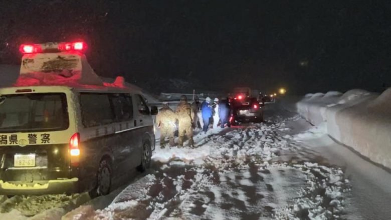 Stuhia e fuqishme e borës godet Japoninë, mijëra njerëz ngecin në autostradë, kolona e gjatë prej 15 kilometrave shkaktoi kaos
