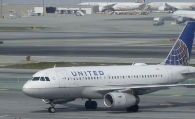 Panik në aeroplan, pasagjeri vdes gjatë udhëtimit në Los Angeles – bashkudhëtaret pretendojnë se ai dhe gruaja e tij kishin simptoma të COVID-19