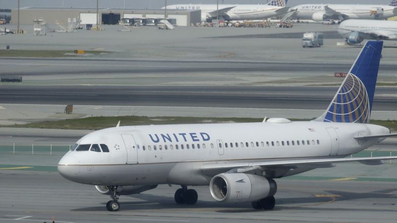 Panik në aeroplan, pasagjeri vdes gjatë udhëtimit në Los Angeles – bashkudhëtaret pretendojnë se ai dhe gruaja e tij kishin simptoma të COVID-19