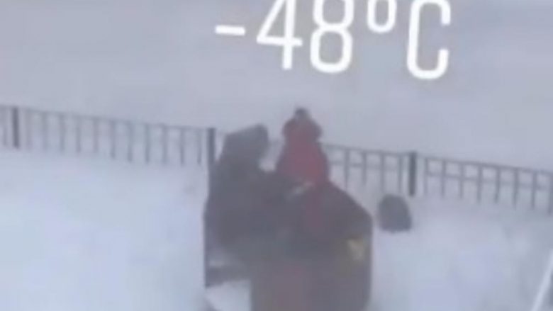 “Çka dinë fëmijët çfarë është minus 48 gradë celsius”, i lëshuan para kohe nxënësit për shkak të ftohtit ekstrem – dolën jashtë për të luajtur me borë