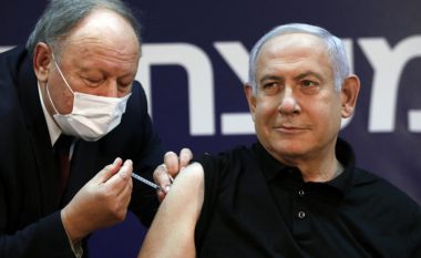 Netanyahu merr vaksinën kundër COVID-19 para kamerave, bëhet izraeliti i parë që vaksinohet – dëshironte t’i jepte shembull qytetarëve