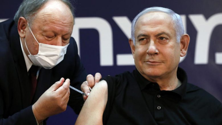 Netanyahu merr vaksinën kundër COVID-19 para kamerave, bëhet izraeliti i parë që vaksinohet – dëshironte t’i jepte shembull qytetarëve