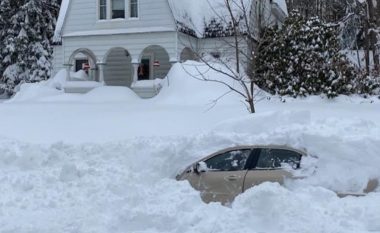 Për 10 orë qëndroi i ngujuar brenda veturës së mbuluar me borë, burrin nga Nju Jorku mezi e lokalizon policia –  e dërgojnë me urgjencë në spital