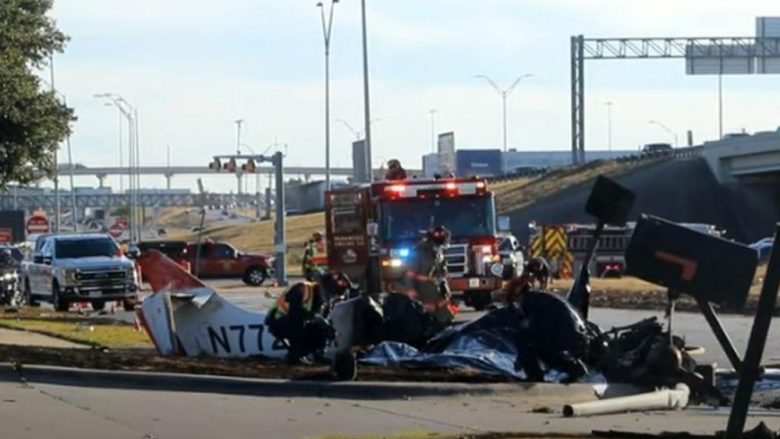Aksident në Teksas, aeroplani rrëzohet në rrugë pak pasi u ngrit në ajër – u përfshi nga zjarri dhe raportohet për të vdekur