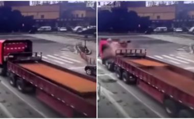 Frenoi në mënyrë të vrullshme para semaforit, pllakat e çelikta që i kishte në rimorkio shkatërruan kabinën – shpëton shoferi kinez i kamionit
