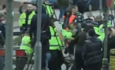 Situatë kaotike në kufi, rreth 10 mijë shoferë të kamionëve presin të futen në Francë nga Britania e Madhe – përleshen me policinë
