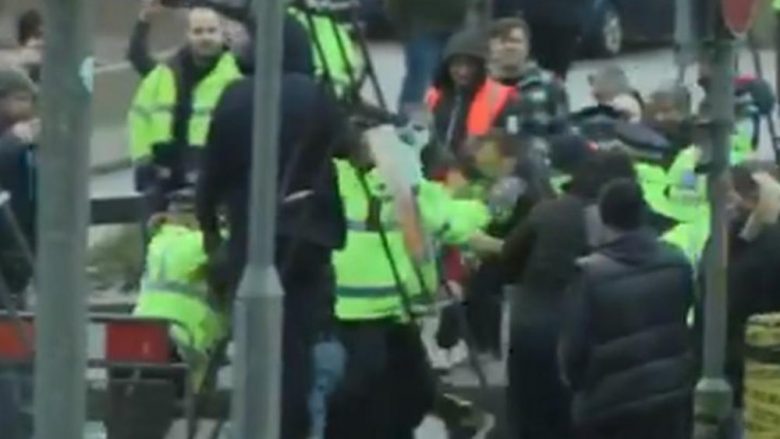Situatë kaotike në kufi, rreth 10 mijë shoferë të kamionëve presin të futen në Francë nga Britania e Madhe – përleshen me policinë
