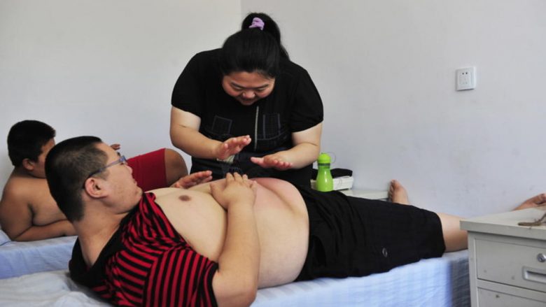 Më shumë se gjysma e të rriturve në Kinë vuajnë nga mbipesha, kjo peshë e tepërt trupore çdo ditë e më shumë po i prek të rinjtë